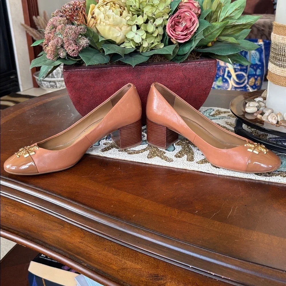 Tory Burch Raleigh Cap Toe Pumps Neutral Tan Leather Block Heels Gold Tone Logo